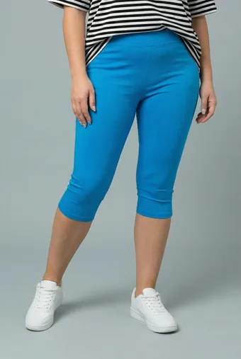 Pantaloni albastru deschis până la jumătatea gambei